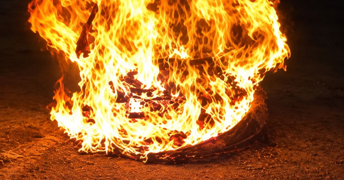 लम्हेटा बायपास पर चलती कार में लगी आग, परिवार सुरक्षित