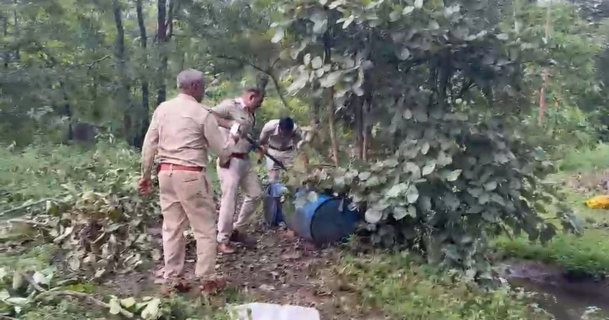 पनागर जंगल में अवैध शराब की भट्ठियों पर छापा, 600 लीटर लाहन नष्ट