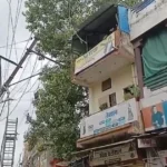 मिलौनीगंज में जर्जर बिजली पोल गिरे, कर्मचारी बाल-बाल बचा
