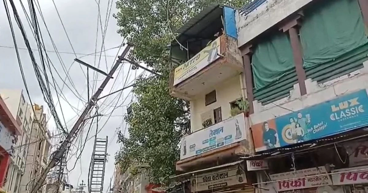 मिलौनीगंज में जर्जर बिजली पोल गिरे, कर्मचारी बाल-बाल बचा