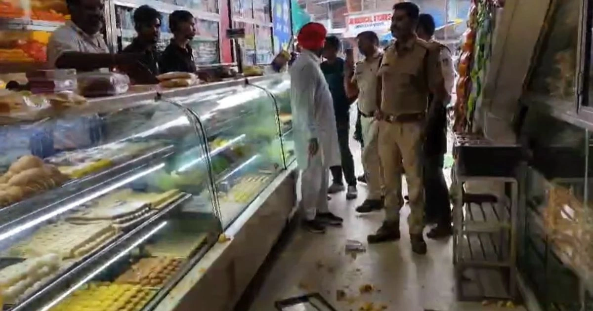 मिठाई दुकान में मारपीट, लाठी-डंडे से कर्मचारी घायल