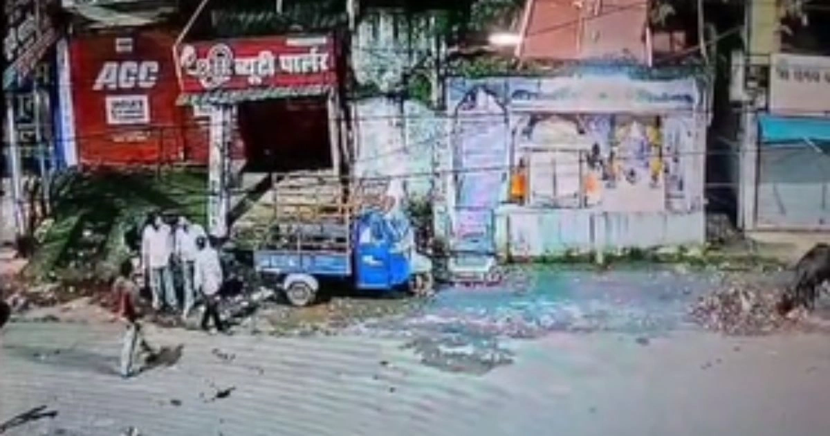 आधी रात घर के बाहर कार में तोड़फोड़, CCTV फुटेज