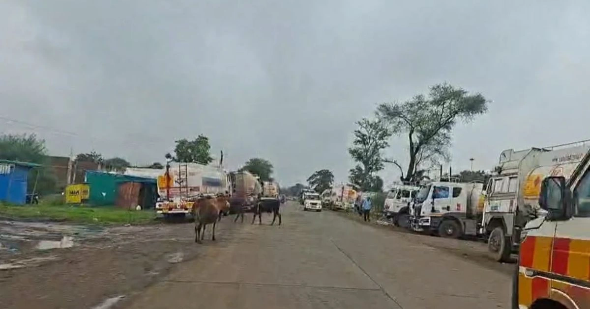 शहपुरा ऑइल डिपो के सामने टैंकरों की कतार से हादसे का खतरा