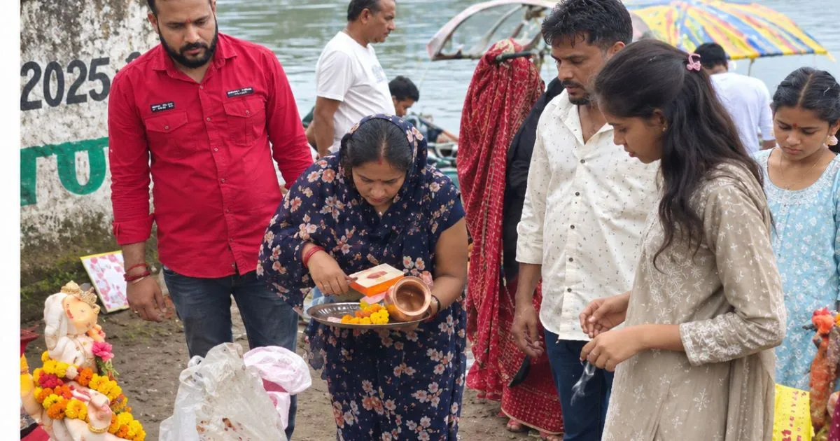 आधारताल तालाब में गणेश प्रतिमा विसर्जन जारी, प्रशासन तैनात
