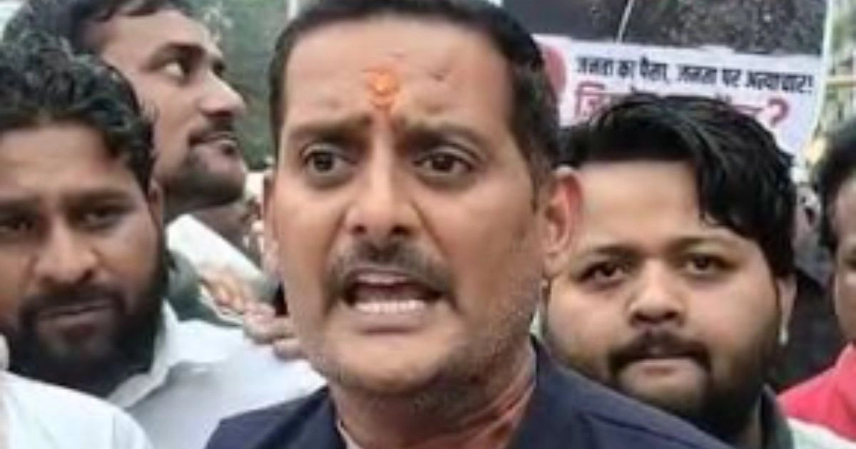 खस्ताहाल सड़कों पर कांग्रेस का ‘भ्रष्टाचार की मटकी’ प्रदर्शन