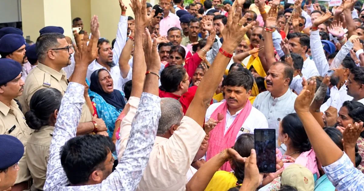 FIR के विरोध में पाटन थाने का घेराव, जमकर नारेबाजी