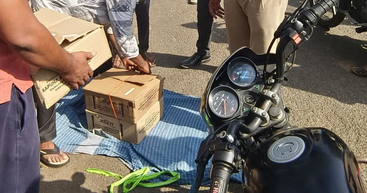 बरगी नगर में शराब की तीन पेटियां ग्रामीणों ने पकड़ीं, पुलिस को सौंपा