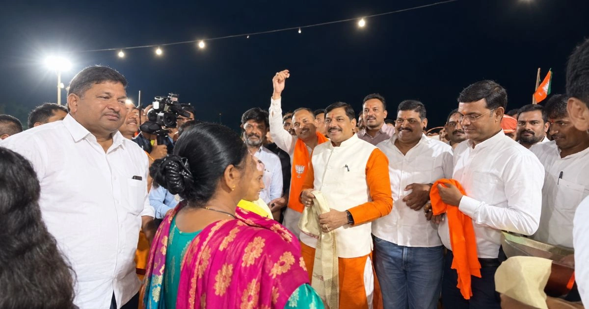 बरेला में CM मोहन यादव ने सड़क किनारे पी चाय, मयंक साहू का सम्मान