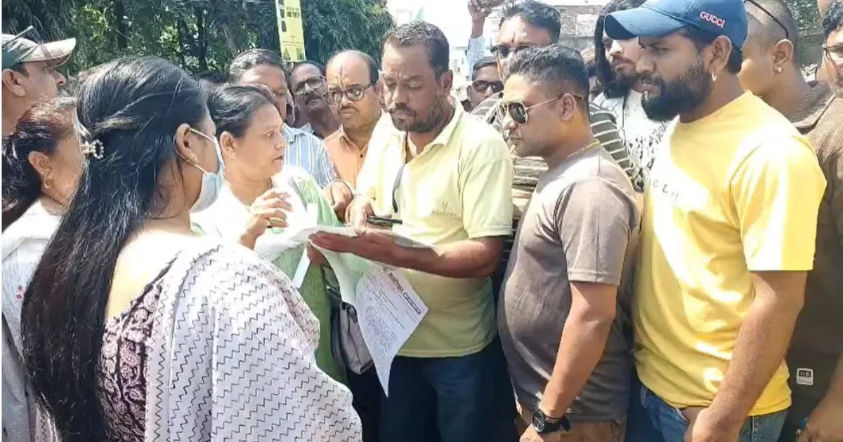 जबलपुर घंटाघर में स्कूल ऑटो संचालकों का प्रदर्शन, RTO से मांग