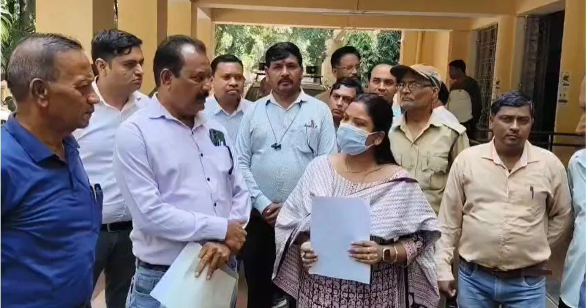 जबलपुर में विद्युत मंडल संविदा कर्मचारियों का प्रदर्शन, ज्ञापन
